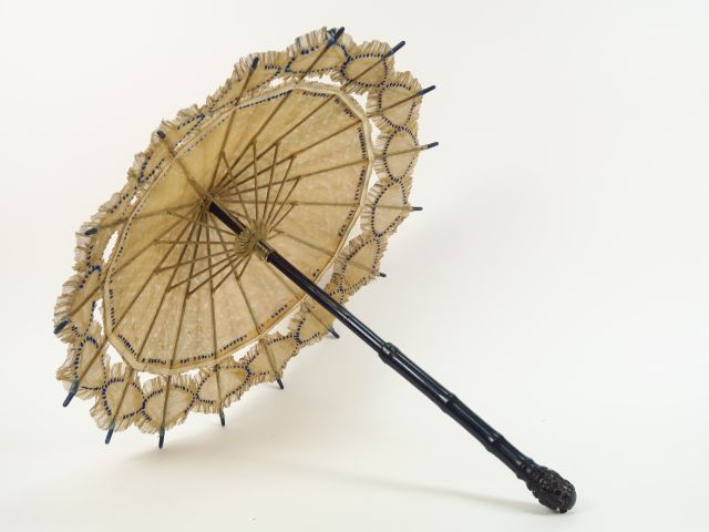 Lot de trois ombrelles manche bois, l'une pavillon en tulle, l'autre e