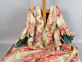 Vente aux enchères  Manteau d’une robe à la française, époque Louis XVI, manches sabots à