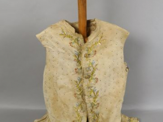 Vente aux enchères Document: gilet Louis XVI  en soie beige brodée de  bouquets au passé 