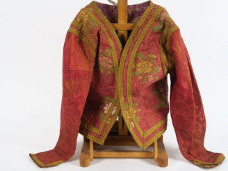 Vente aux enchères Lot comprenant une robe de femme en deux parties, jupe et haut griffés