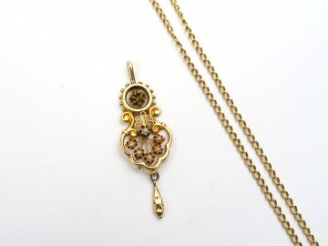 Vente aux enchères Chaine en or maille gourmette (5 g) et pendentif en partie en or ajour