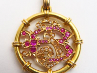 Vente aux enchères Pendentif en or jaune serti de pierres roses et blanches. Poids tel : 