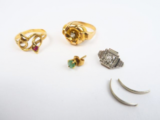 Vente aux enchères Trois bagues en or, dont deux accidentées, perce-oreille en or, l'ense