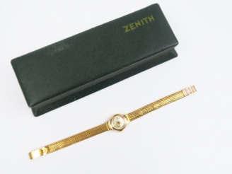 Vente aux enchères ZENITH. Montre de dame, cadran et bracelet en or. Poids tel : 24,8 g. 
