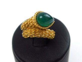 Vente aux enchères BOUCHERON. Bague modèle 'serpent bohème', monture en or ornée d'un chr