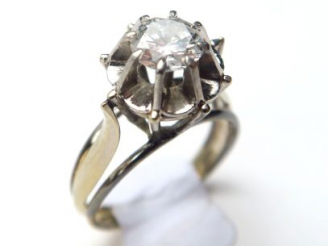 Vente aux enchères Solitaire d' 0,60 carats environ. Monture en or blanc. Poid tel : 4 g
