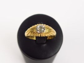 Bague jonc en or sertie d'un diamant taille ancienne.  8 g