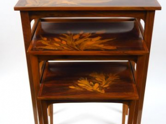 Vente aux enchères GALLE. Suite de trois tables gigognes en marqueterie, à décor de fleur