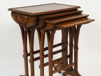Vente aux enchères GALLE.  Suite de quatre tables gigognes en marqueterie, à décor de vég