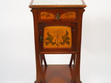 L. CAUVY. Chambre à coucher Art Nouveau en bois naturel pyrogravé à dé