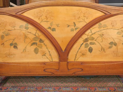 L. CAUVY. Chambre à coucher Art Nouveau en bois naturel pyrogravé à dé