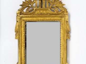 Vente aux enchères Petit miroir XVIIIème en bois et stuc doré, fronton ajouré à décor de 