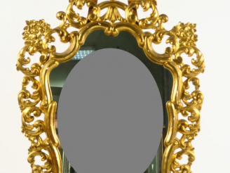 Vente aux enchères Miroir de style Louis XV en bois et stuc doré, à décor ajouré de rince