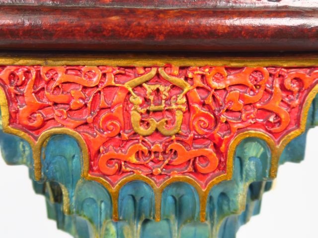 Sellette en stuc polychrome de style Afrique du Nord H.