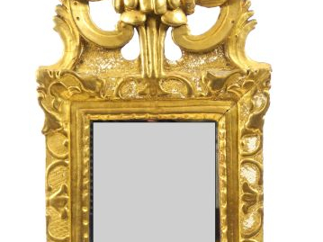 Petit miroir XIXème en bois et stuc doré, fronton ajouré à décor de fl