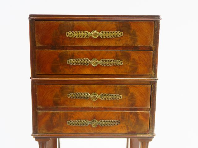 Chiffonnier de style Empire en acajou et placage d'acajou.