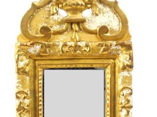 Vente aux enchères Miroir XIXème en bois et stuc doré, fronton ajoué à décor de coquille.
