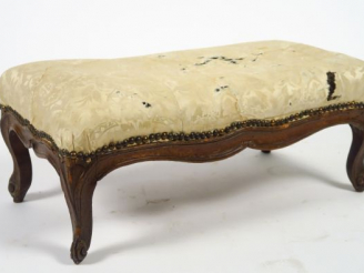 Vente aux enchères Tabouret de pied Louis XV en bois naturel mouluré (état moyen). Dim. :