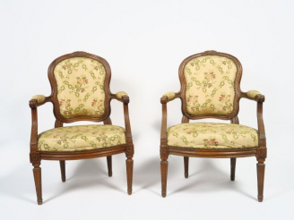 Vente aux enchères Suite de 4 fauteuils Transition Louis XV - Louis XVI, en bois naturel 