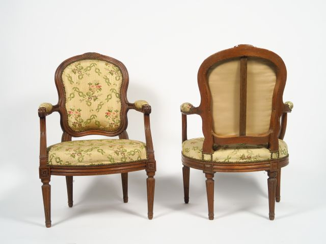 Suite de 4 fauteuils Transition Louis XV - Louis XVI, en bois naturel 