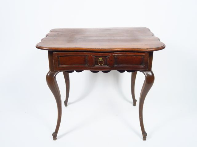 Table Louis XV en noyer ouvrant à un tiroir en ceinture, pieds galbés