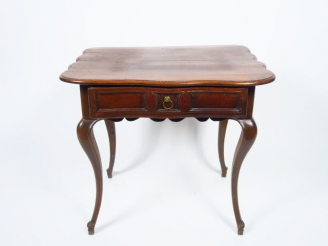 Vente aux enchères Table Louis XV en noyer ouvrant à un tiroir en ceinture, pieds galbés