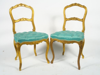 Vente aux enchères Paire de chaises de style Louis XV en bois sculpté et doré, à décor de