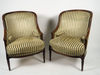 Vente aux enchères Paire de bergères gondole de style Louis XVI en bois naturel mouluré, 