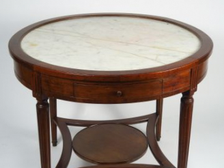 Vente aux enchères Guéridon de salon de style Louis XVI en acajou et placage d’acajou, de
