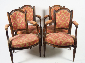 Vente aux enchères Suite de 4 fauteuils cabriolet Louis XVI en bois naturel, mouluré et s