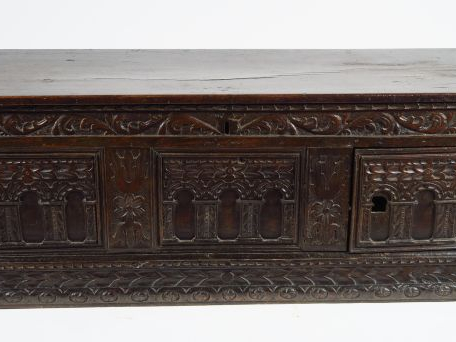 Grand coffre de style Henri II en chêne mouluré et sculpté à décor d’a