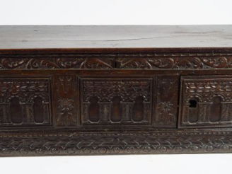 Vente aux enchères Grand coffre de style Henri II en chêne mouluré et sculpté à décor d’a