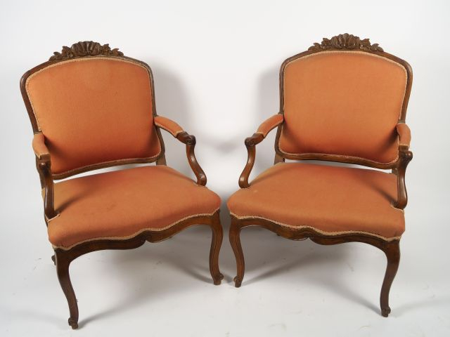 Paire de fauteuils à dos plat de style Louis XV on y joint  -Fauteuil 