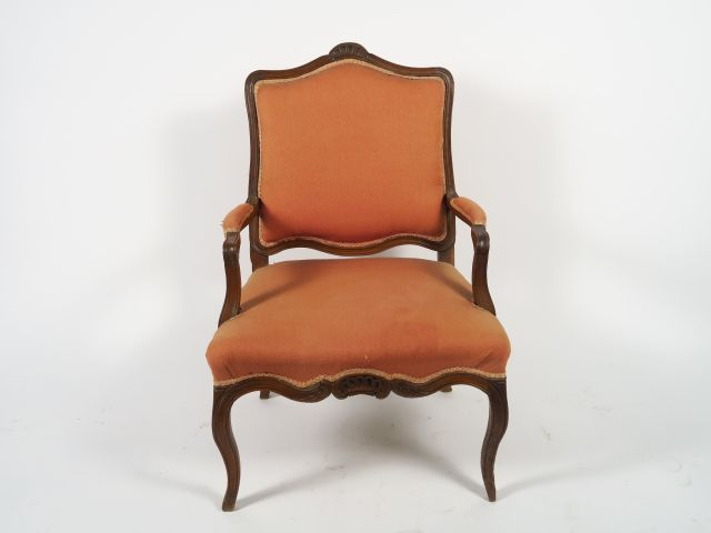 Paire de fauteuils à dos plat de style Louis XV on y joint  -Fauteuil 