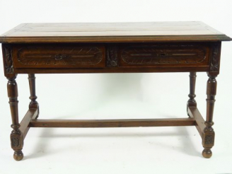 Vente aux enchères Bureau plat de style Henri II en noyer mouluré et sculpté, ouvrant à d