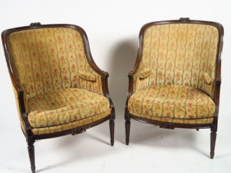 Vente aux enchères Paire de bergères gondole de style Louis XVI en bois naturel mouluré e