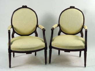 Vente aux enchères Paire de fauteuils à dossier médaillon de style Louis XVI, garniture d