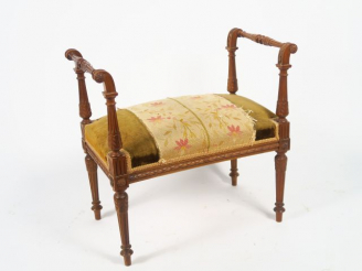 Vente aux enchères Petite banquette 1900 en noyer mouluré et sculpté à décor de balustres