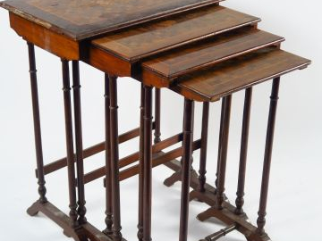 Suite de quatre tables gigognes XIXème en marqueterie Dim. 73,5 x 39 x