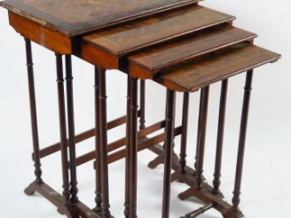 Vente aux enchères Suite de quatre tables gigognes XIXème en marqueterie Dim. 73,5 x 39 x