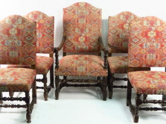 Vente aux enchères Suite de 4 chaises et un fauteuil Louis XIII, garniture de tissu moder