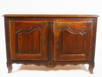 Vente aux enchères Buffet bas rustique de style Transition Louis XV-Louis XVI,  montants 