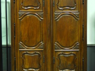 Vente aux enchères 	Armoire Louis XIV en noyer mouluré et sculpté, ouvrant à deux portes 