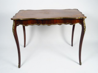 Vente aux enchères Table Napoléon III de style Louis XV en marqueterie, ornementation de 