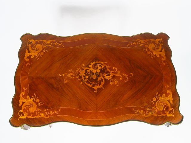 Table Napoléon III de style Louis XV en marqueterie, ornementation de 