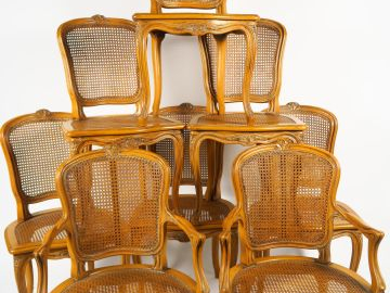 	Mobilier canné de style Louis XV comprenant : une  paire de fauteuils