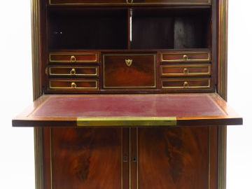 	Secrétaire à abattant Louis XVI en acajou et placage d’acajou flammé,