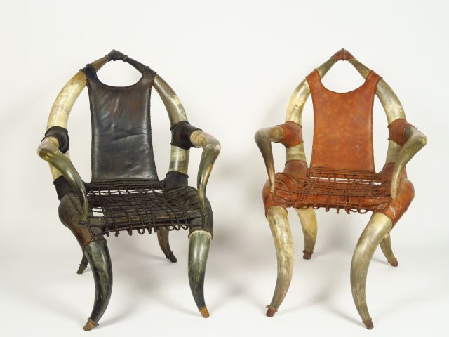 Deux fauteuils club modernes en corne et cuir.