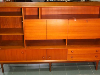 Vente aux enchères Bureau bibliothèque de style scandinave en teck. 153,5 x 231 x 44 cm