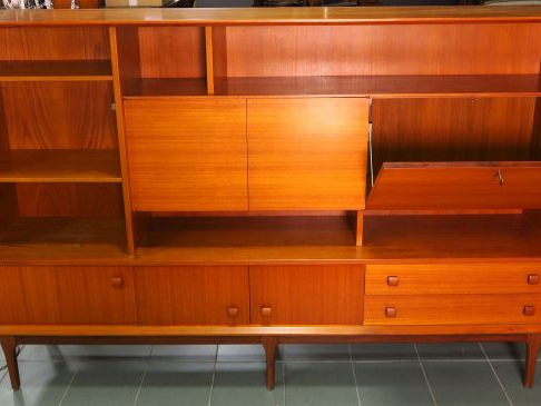 Bureau bibliothèque de style scandinave en teck. 153,5 x 231 x 44 cm
